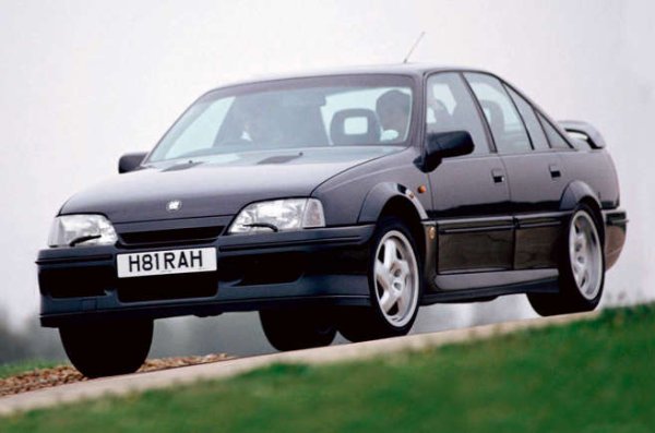 Престъпниците по принцип си харесват марката Lotus. Този модел специално можеше да достигне 283 километра в час, така че полицията се нуждаеше от свои козове.

Lotus Carlton попадна в заглавията през 1994 година, когато банда нападатели използва откраднат екземпляр (регистрация 40 PA) за поредица от атаки в Уест Мидландс. Офицер Дейвид Оливър каза: &bdquo;Просто не успяхме да се доближим до това чудо и изглеждаше малко вероятно някога да го направим. Нашите градски автомобили  могат да развиват само 145 км в час.